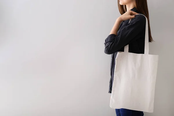 Mujer Con Bolsa Blanco Para Branding Sobre Fondo Blanco —  Fotos de Stock