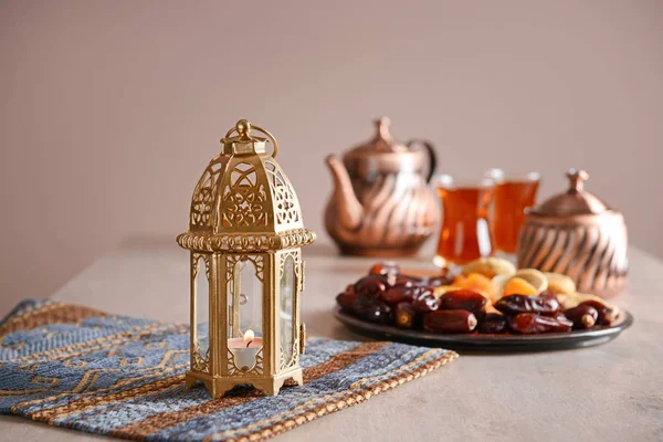 穆斯林灯作为桌面上的斋月标志 — 图库照片