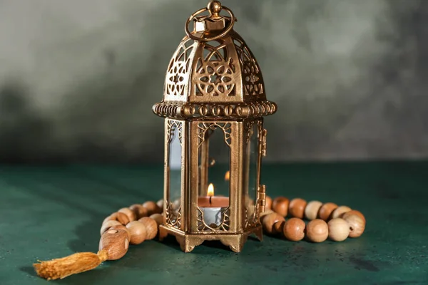 穆斯林灯和塔斯比什灯放在桌上 — 图库照片