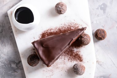 Masada soslu lezzetli çikolatalı kek parçası