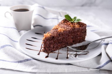 Tabakta lezzetli çikolatalı pasta var.