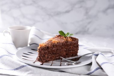 Tabakta lezzetli çikolatalı pasta var.