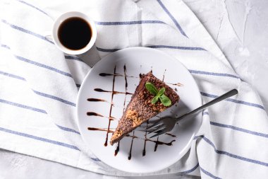 Tabakta lezzetli çikolatalı pasta var.