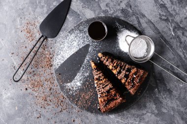 Arduvaz levha adet gri masada lezzetli çikolatalı kek ile