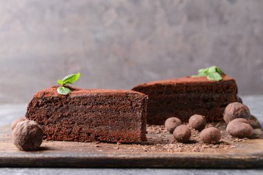 Ahşap tahta masada lezzetli çikolatalı kek parçaları ile