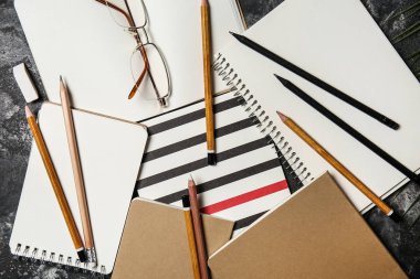 İleti örneği gri masada. İş planlaması kavramı