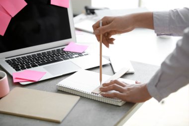 Ofiste çalışan genç kadın. İş planlaması kavramı