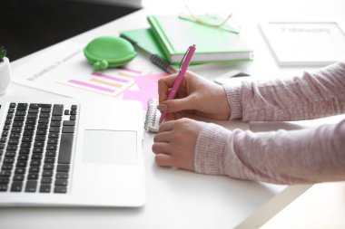 Ofiste çalışan genç kadın. İş planlaması kavramı