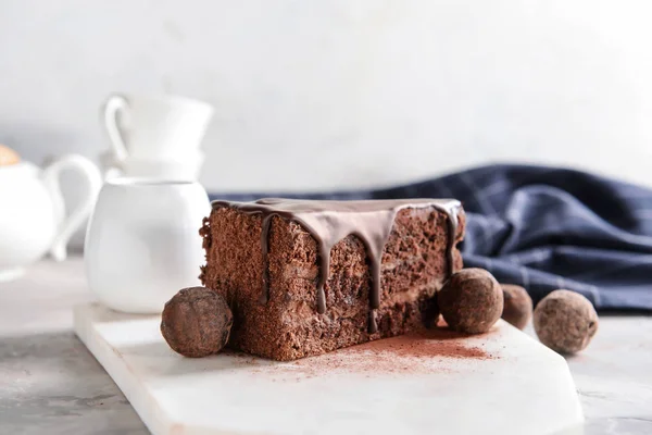 Stück Leckerer Schokoladenkuchen Auf Dem Tisch — Stockfoto