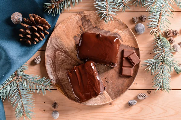 Placa Madeira Com Pedaços Bolo Chocolate Saboroso Mesa — Fotografia de Stock