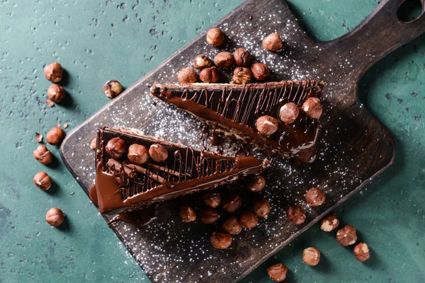 Plateau Bois Avec Des Morceaux Délicieux Gâteau Chocolat Sur Table — Photo