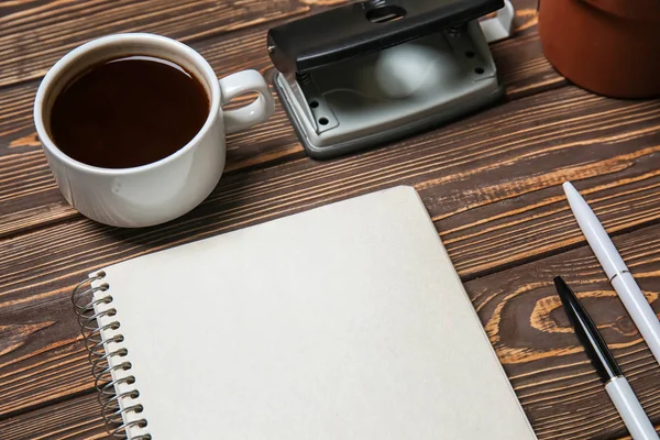 Schreibwaren Mit Tasse Kaffee Auf Holztisch Konzept Der Geschäftsplanung — Stockfoto