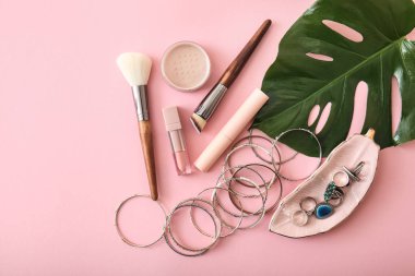 Kozmetik takı ile renk arka plan ayarla