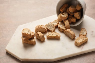 Gri masada lezzetli İtalyan bisküvi ile kurulu