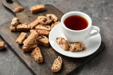 Çay lezzetli İtalyan bisküvi gri tablo ile