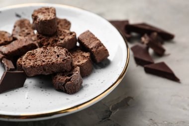 Gri masada lezzetli İtalyan bisküvi ile plaka