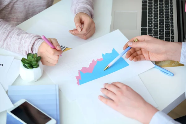 Jóvenes Colegas Reunidos Oficina Concepto Planificación Empresarial — Foto de Stock