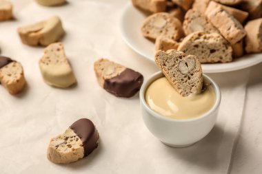 Işık tablosu üzerinde soslu lezzetli İtalyan bisküvi