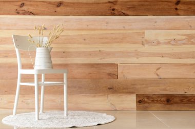 Sulama olabilir ahşap duvar odadaki yakınındaki ile beyaz sandalye