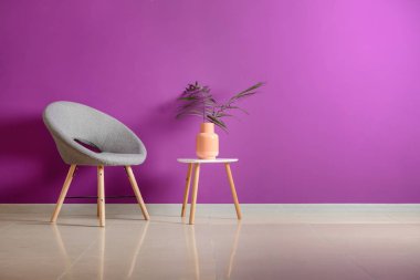 Tablo renkli duvar odadaki yakınındaki ile şık sandalye