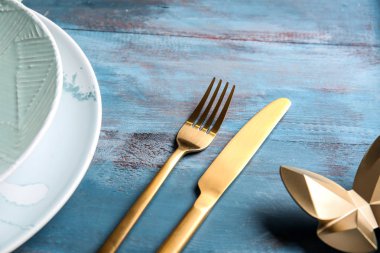 Renkli ahşap arkaplan üzerine basit tablo ayarı