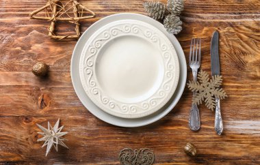 Ahşap arka planda güzel bir Noel masası.