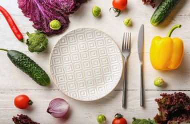 Güzel Sofra ve ahşap arka plan üzerinde birçok sebze