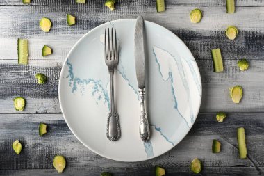 Güzel Sofra ve ahşap arka plan üzerinde birçok sebze