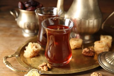 Lezzetli Türk çay ve tatlılar tepsi üzerinde cam