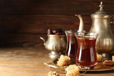 Lezzetli Türk çay ve tatlılar ahşap masa üzerinde kompozisyonu