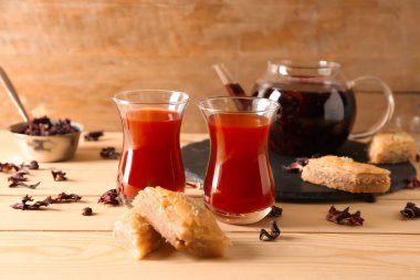 Lezzetli Türk çayı ve baklava masada bardak