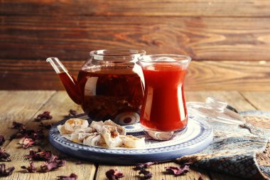 Ahşap masa üzerinde lezzetli Türk çayı ile kompozisyon