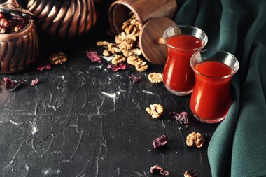 Karanlık masada lezzetli Türk çayı ile kompozisyon