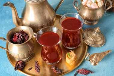 Masada lezzetli Türk çayı ile kompozisyon