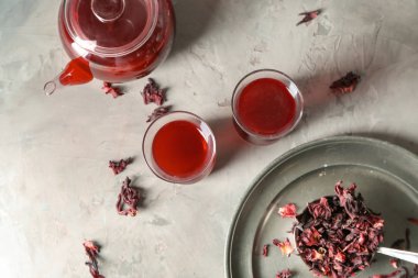 Masada lezzetli Türk çayı ile kompozisyon