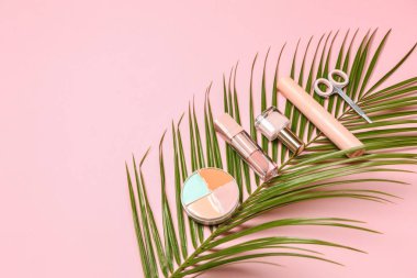 Makyaj kozmetik renk arka plan üzerinde palmiye yaprağı kümesi