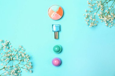 Makyaj kozmetik renk arka plan üzerinde kümesi