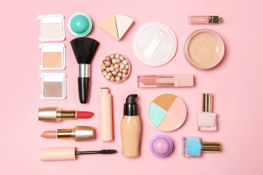 Makyaj kozmetik renk arka plan üzerinde kümesi