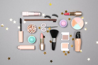 Makyaj kozmetik aksesuarları ile gri arka plan üzerinde ayarla