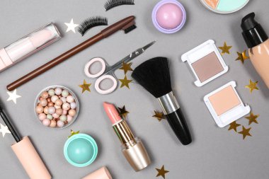 Makyaj kozmetik aksesuarları ile gri arka plan üzerinde ayarla