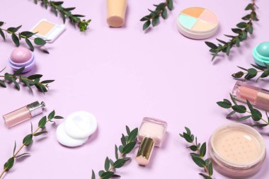 Makyaj kozmetik renk arka plan üzerinde okaliptüs dallar kümesi