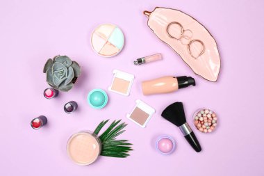 Makyaj kozmetik takı renk arka plan üzerinde ile kümesi