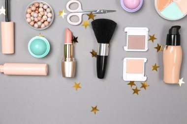 Makyaj kozmetik aksesuarları ile gri arka plan üzerinde ayarla