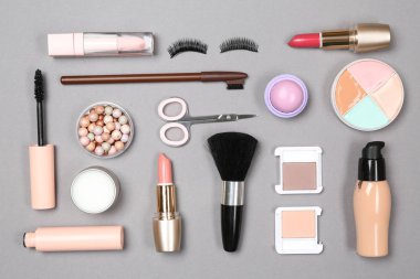 Makyaj kozmetik aksesuarları ile gri arka plan üzerinde ayarla