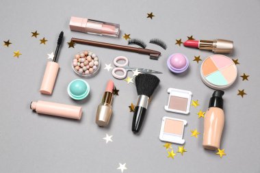 Makyaj kozmetik aksesuarları ile gri arka plan üzerinde ayarla