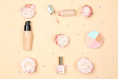 Makyaj kozmetik renk arka plan üzerinde pembe güllü kümesi