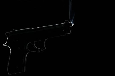 Sigara tabanca koyu arka plan üzerinde silüeti