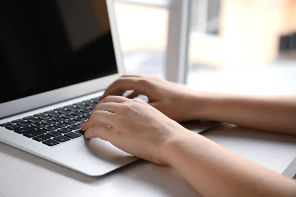 Hände Einer Frau Die Laptop Tisch Arbeitet — Stockfoto