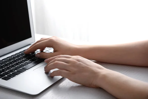 Hände Einer Frau Die Laptop Tisch Arbeitet — Stockfoto