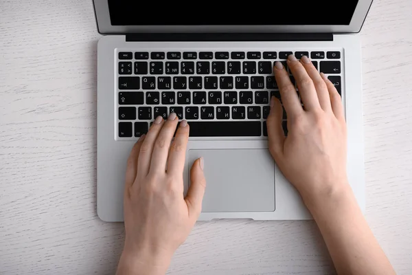 Mâinile Unei Femei Care Lucrează Laptop Masă — Fotografie, imagine de stoc